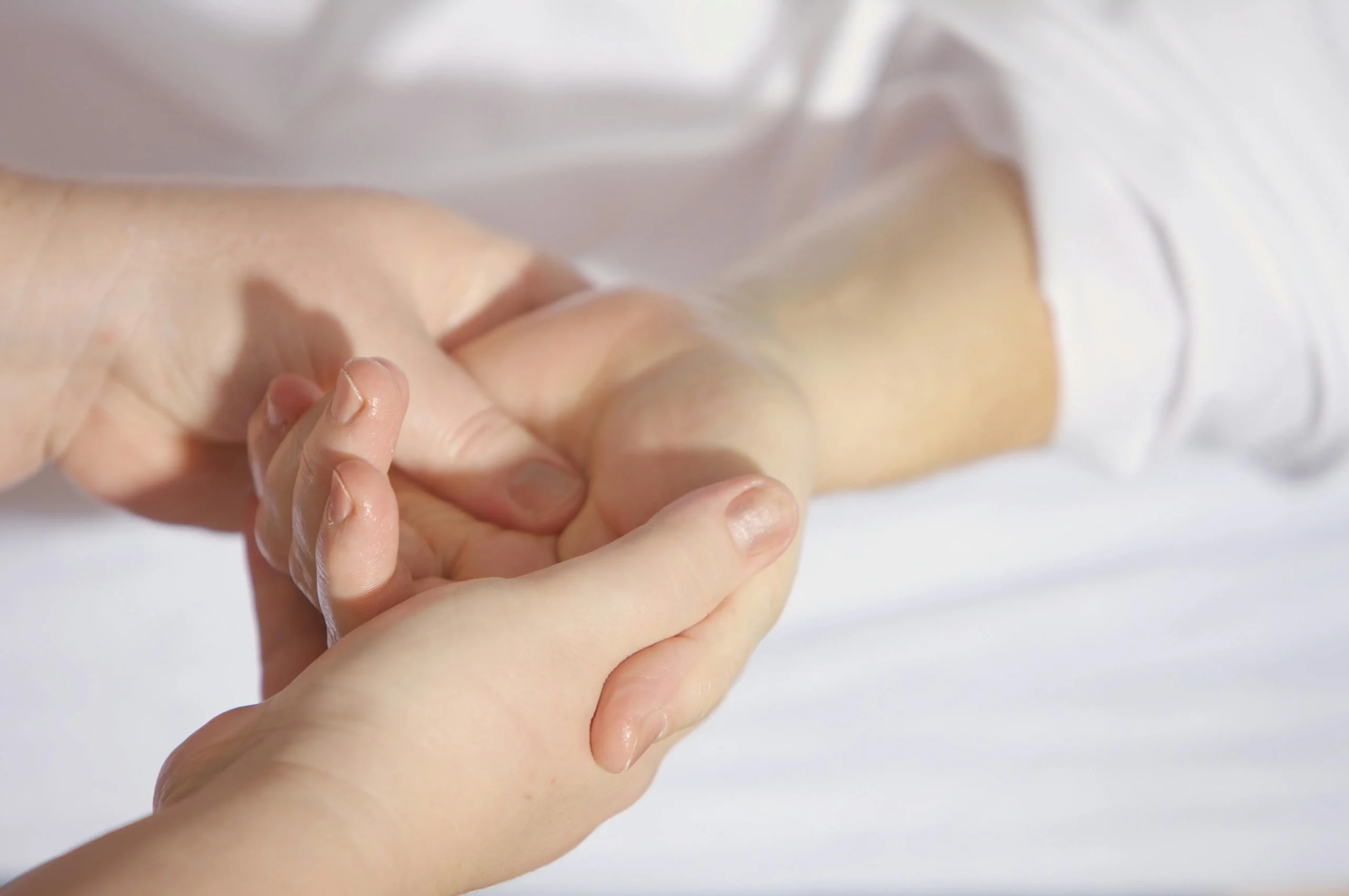 Syndrome du Canal Carpien : comment l&rsquo;ostéopathie peut vous éviter l&rsquo;opération